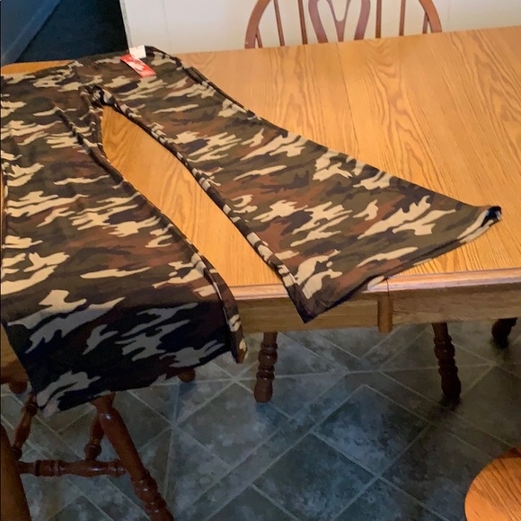 Hot Kiss CAMO FLARE LEG Pants, size juniors M. - Picture 4 of 10